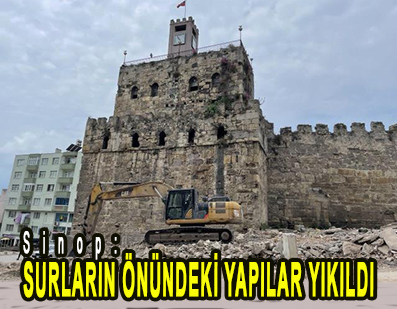 <center> Sinop: </center><center><font color=’blue’> SURLARIN ÖNÜNDEKİ YAPILAR YIKILDI </font></center>