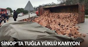 <center> Sinop: </center><center><font color=’blue’> TUĞLA YÜKLÜ KAMYON DEVRİLDİ </font></center>
